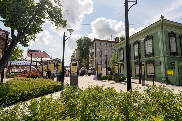 На улице Дзержинского открылась выставка к 235-летию Тюменской городской думы