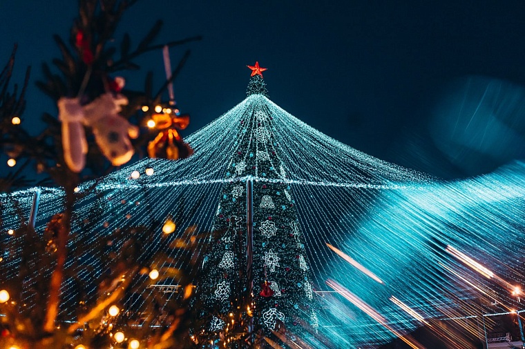 Атмосфера сказки: в Тюмени открыли главную городскую елку