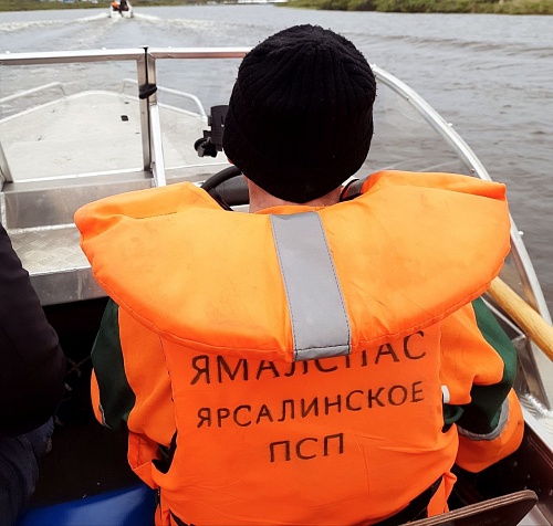 В Ямальском районе спасатели ищут пропавших на лодке трех человек