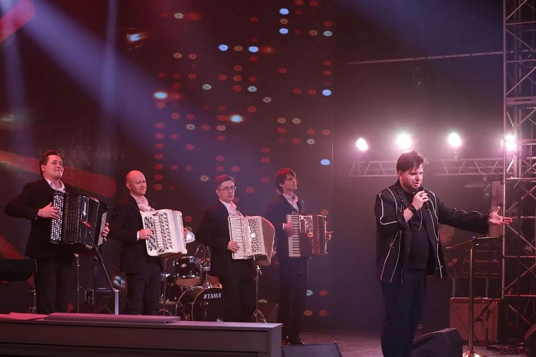 Артисты в Тюмени провели трогательный концерт для жен и матерей бойцов СВО