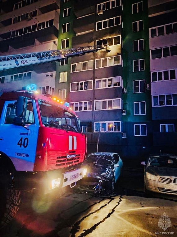 В ночном пожаре в многоэтажке на улице Велижанской пострадали три человека