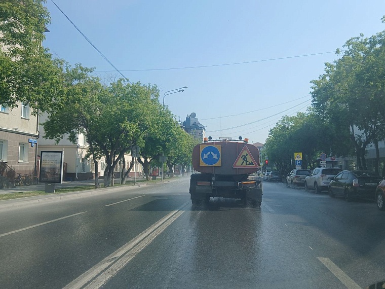 В Тюмени чистят от тополиного пуха ключевые магистрали города