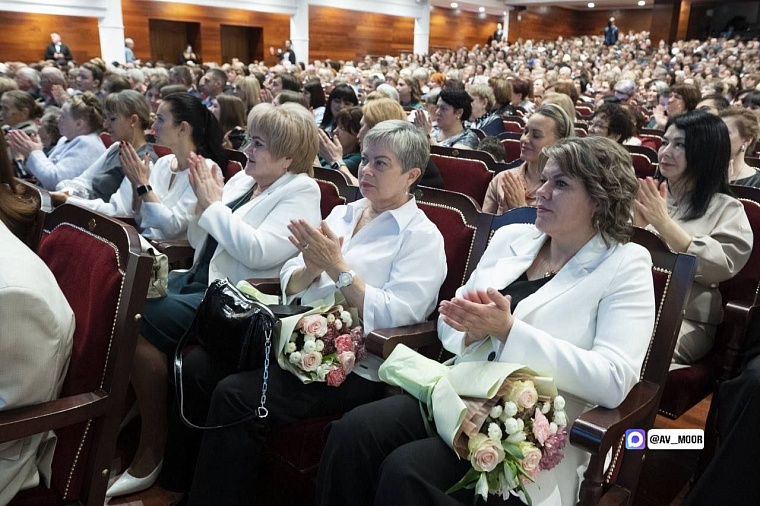 Александр Моор: Благодарю всех педагогов Тюменской области за тепло, которое вы дарите детям