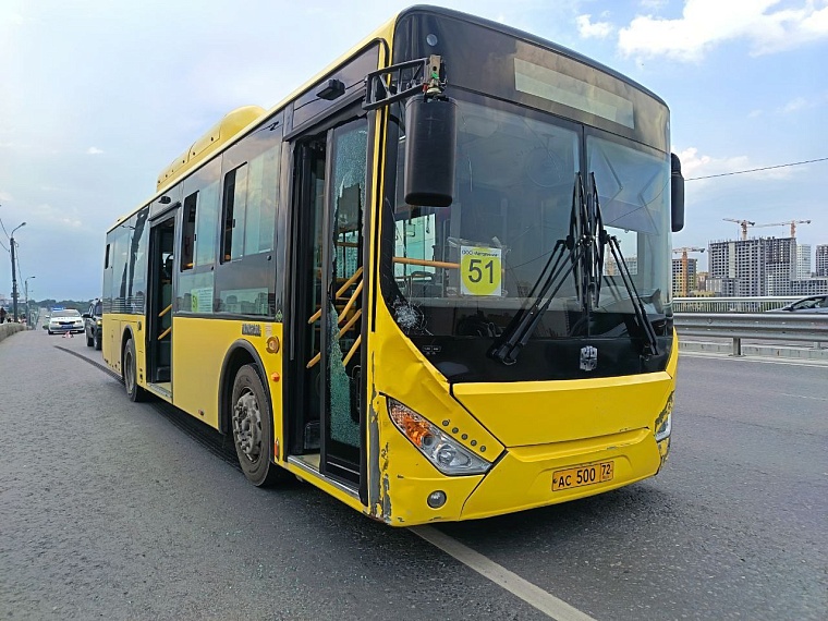 На Профсоюзном мосту в Тюмени велосипедист въехал в 51-й автобус