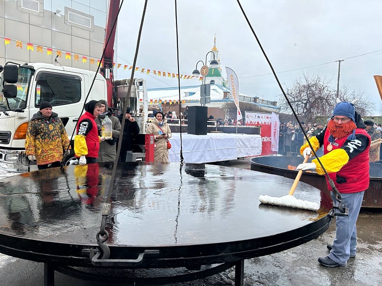 Рецепты с изюминкой: в Ялуторовске пекари сошлись в битве гигантских блинов