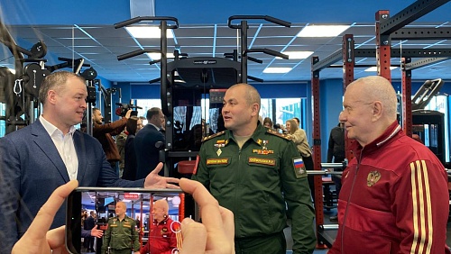 Герой России Рустам Сайфуллин осмотрел новый спортивный комплекс «Водник» в Тюмени