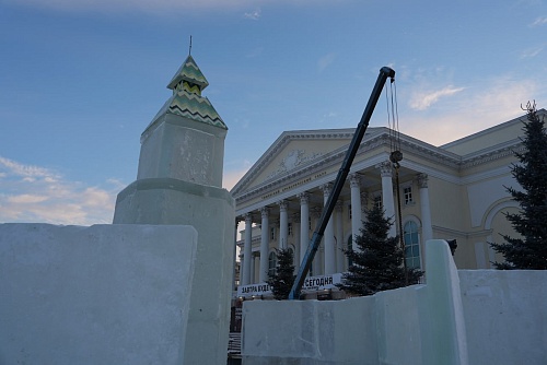 На площади 400-летия Тюмени строят городок из екатеринбургского льда