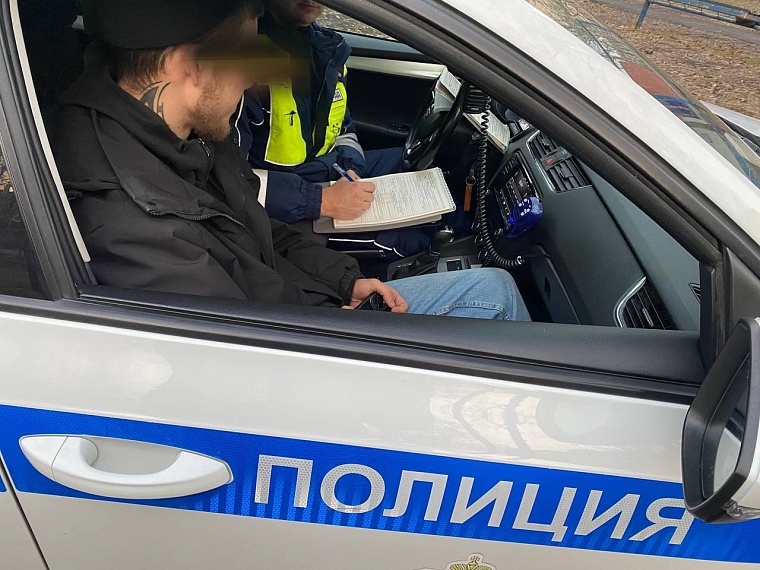 В центре Тюмени остановили молодого бесправника, который собирался в автошколу