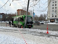 В Тюмени маршрутка въехала в столб: десять человек получили травмы