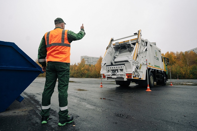 «Бабушка меняет профессию»: пожилые тюменцы узнали о работе мусоровозов
