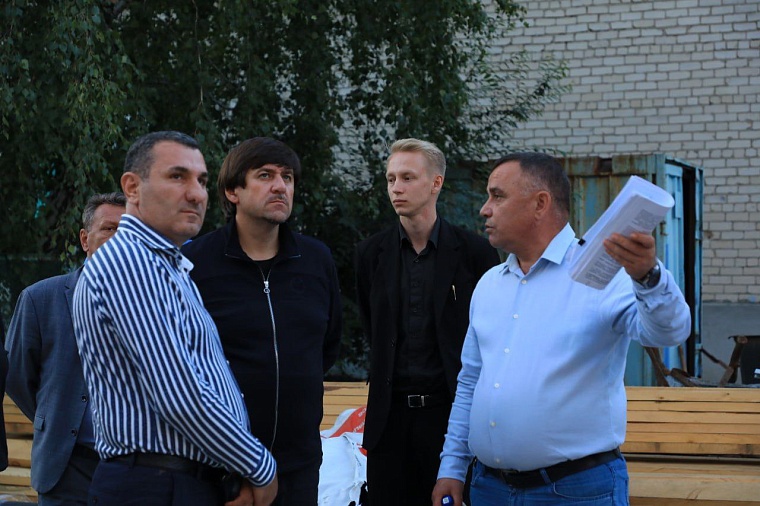 Максим Афанасьев показал и рассказал, как идет ремонт в двух тюменских школах