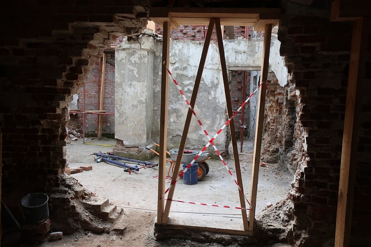 Дом Неводчикова в Тобольске завели под крышу