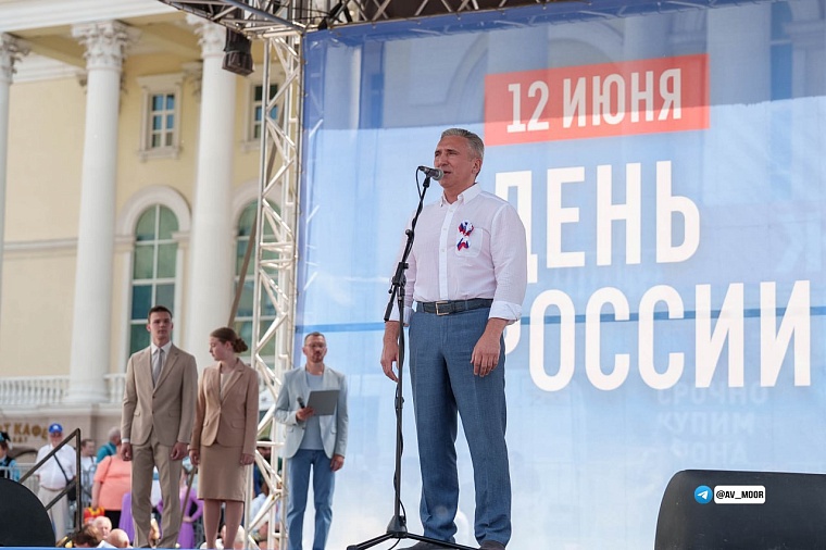 В День России Александр Моор вручил благодарственные письма семьям участников СВО