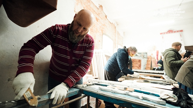 Резервисты приложили руку к реставрации старинных наличников в Тобольске