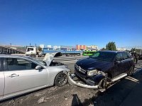 На путепроводе по улице Монтажников в Тюмени столкнулись четыре автомобиля