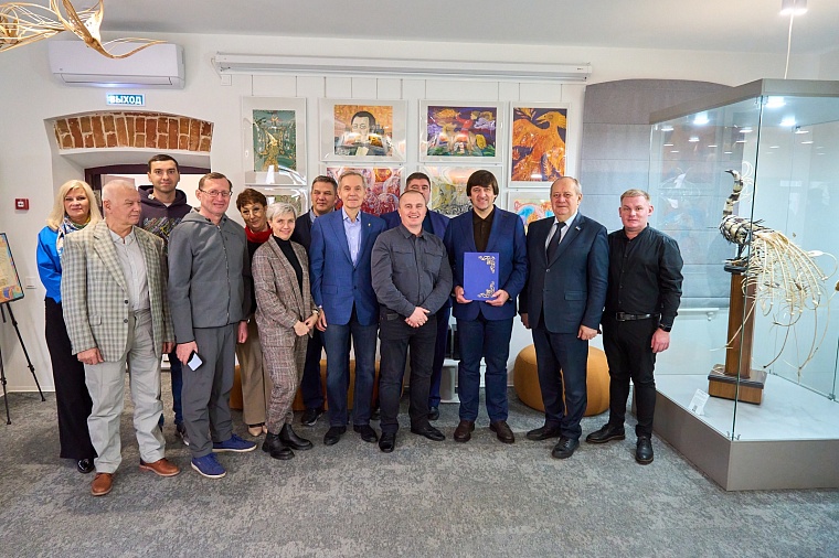 Дому сказки Ершова подарили уникальную скульптуру Жар-птицы