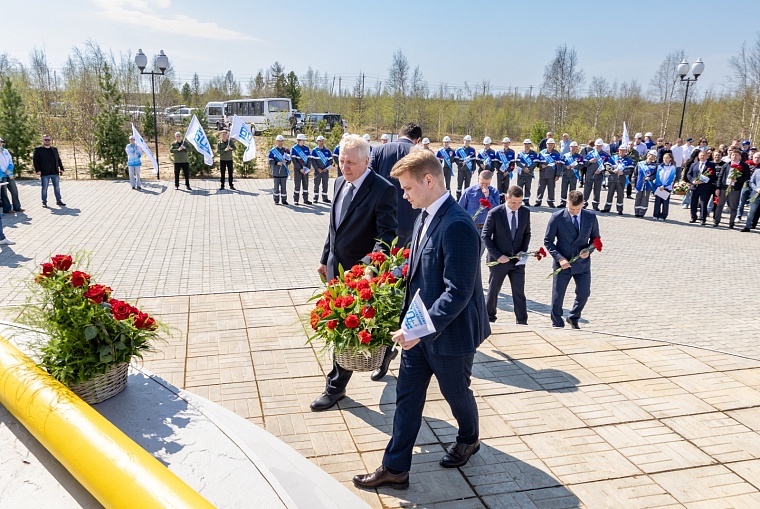 В память о первооткрывателях цветы возложили представители разных поколений уренгойских газодобытчиков.