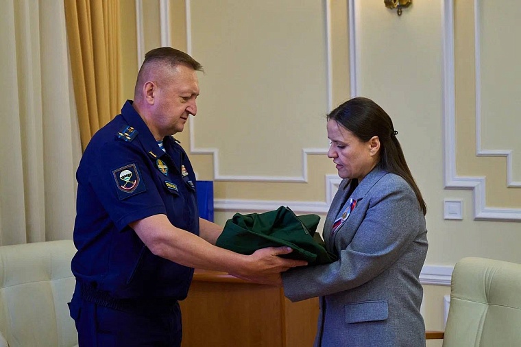 В Ишиме матери погибшего героя передали его форму