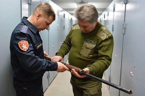 Тюменцы безвозмездно передают свое оружие землякам в зону СВО