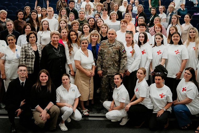 Герой России Рустам Сайфуллин встретился с тюменскими медсестрами