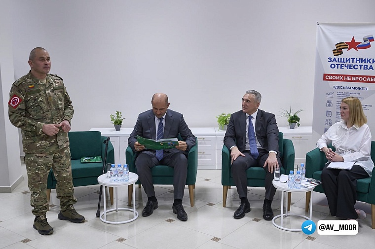 Александр Моор поздравил  Героя России Рустама Сайфуллина с днем рождения