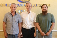 Вице-спикер парламента Андрей Артюхов с Ислямом и Русланом Зайнулловыми. 