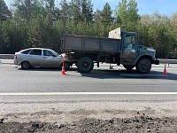 На трассе Екатеринбург - Тюмень «Лада» въехала в грузовик