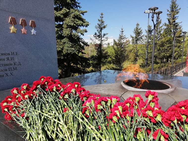 В Тюмени возложили цветы к Вечному огню