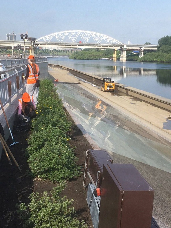В Тюмени набережную Туры отмывают после паводка