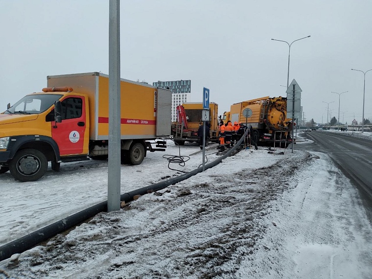 Тюменцы с улицы Новоселов забили канализацию бетоном