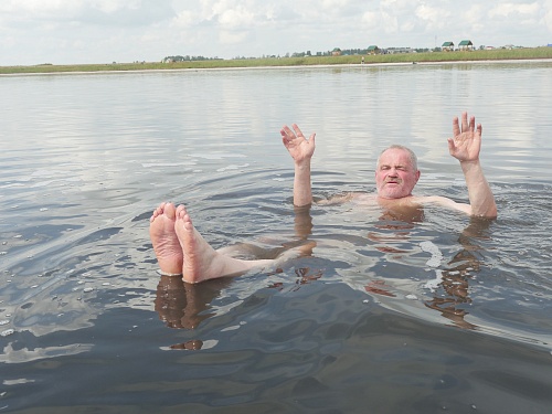 Лежишь на воде! Соленое озеро в Бердюжском районе стало еще соленее