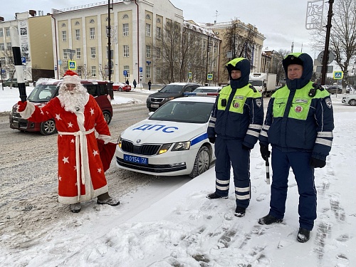 С Дедом Морозом и световозвращателями: в Тюменской области проходит акция «Внимание, каникулы!»
