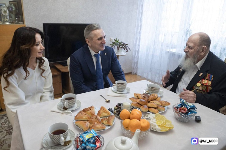 Губернатор Александр Моор поздравил с Новым годом ветерана Михаила Костюрина