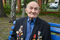 Александр Моор поздравил героя Курской и Сталинградской битвы