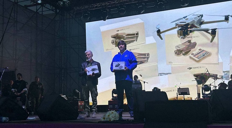 Олег Газманов и Максим Афанасьев вручили дроны бойцам СВО