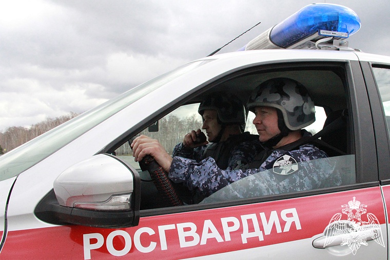 Тюменские школьники побывали в гостях у бойцов спецотряда "Вепрь"