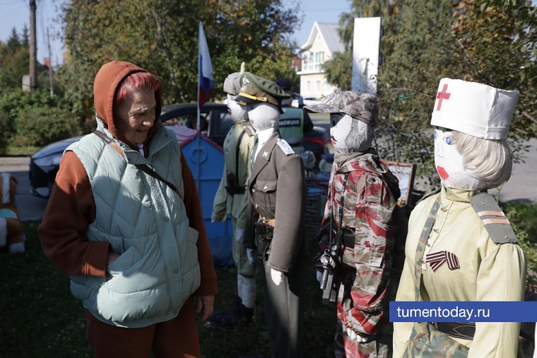 Баба Аня из тюменского поселка создала музей под открытым небом из подручных материалов