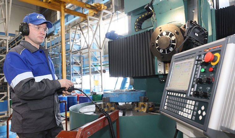 Степан Дубовой, станочник широкого профиля Управления аварийно-восстановительных работ ООО «Газпром добыча Уренгой», проводит механическую обработку на токарно-карусельном станке для проведения гидравлических испытаний фонтанной арматуры