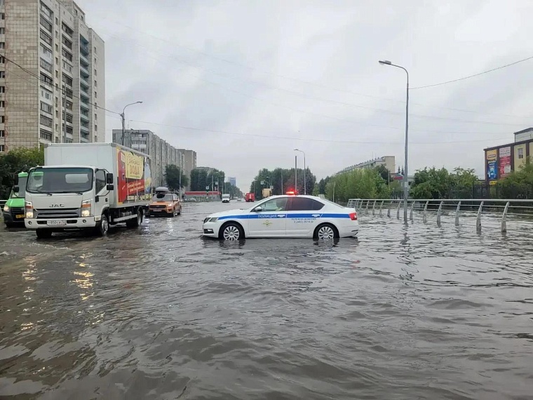 В Тюмени ул. 30 лет Победы перекрыли, чтобы откачать воду после ливня