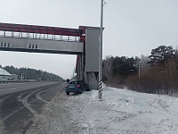 На трассе Екатеринбург - Тюмень "Лада" въехала в конструкцию надземного пешеходного перехода