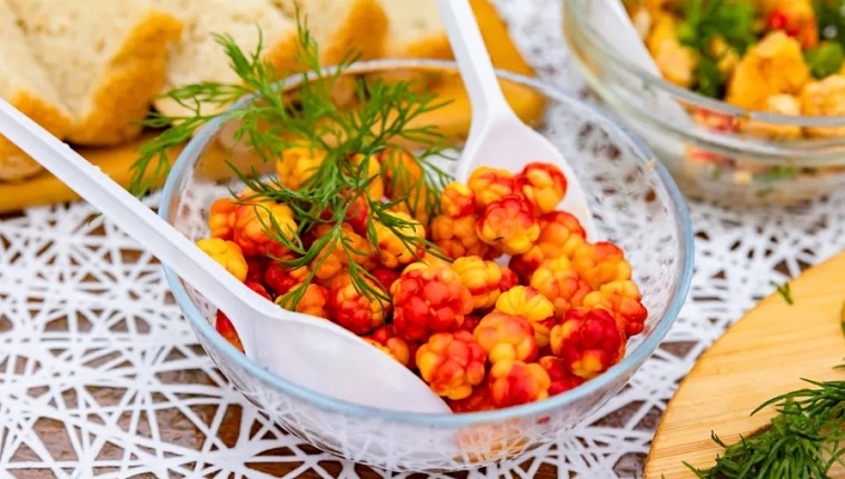 За литр морошки на Ямале продавцы просят тысячу рублей