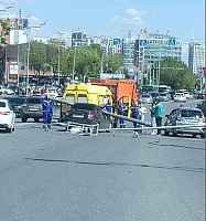 Упавший на ул. М. Тореза столб насквозь пробил "Ладу", пострадало еще три машины