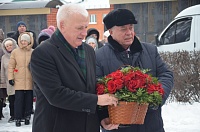 В Нижней Тавде открыли мемориал с вечным огнем и скульптурой коленопреклоненного воина