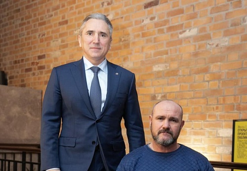 Александр Моор поздравил участника «Боевого кадрового резерва» Александра Бортникова с назначением в спортшколу Тобольска