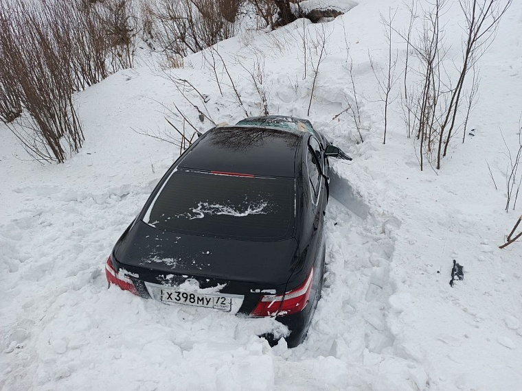 В Тюменской области водитель-бесправник на "Лексусе" погиб, съехав в кювет
