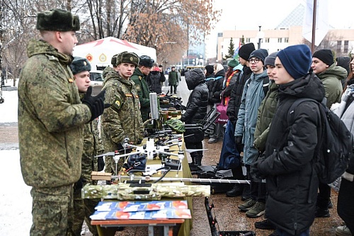 В центре Тюмени прошла акция, посвященная Дню призывника