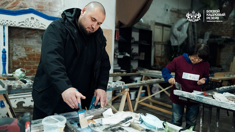 Резервисты приложили руку к реставрации старинных наличников в Тобольске