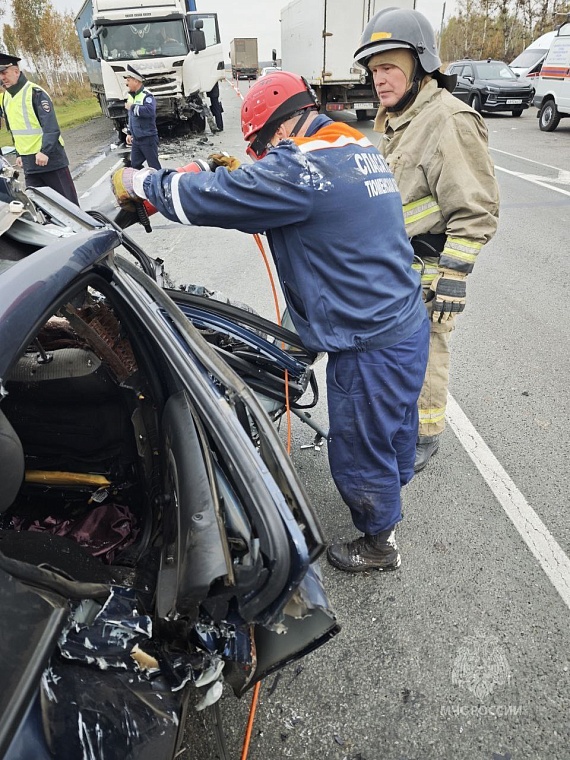 В Ишимском округе после ДТП с фурой деблокируют тела погибших