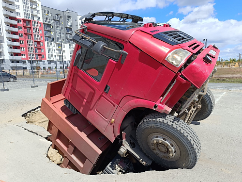 На парковке в районе ДОКа в Тюмени грузовик провалился под землю