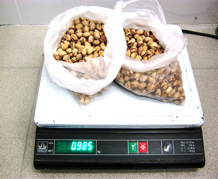 Через границу в тюменском Рощино не пропустили более 100 кг орехов, специй и сухофруктов